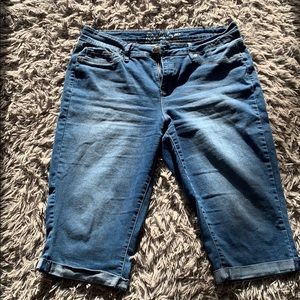 Royalty for me jean capris size 16